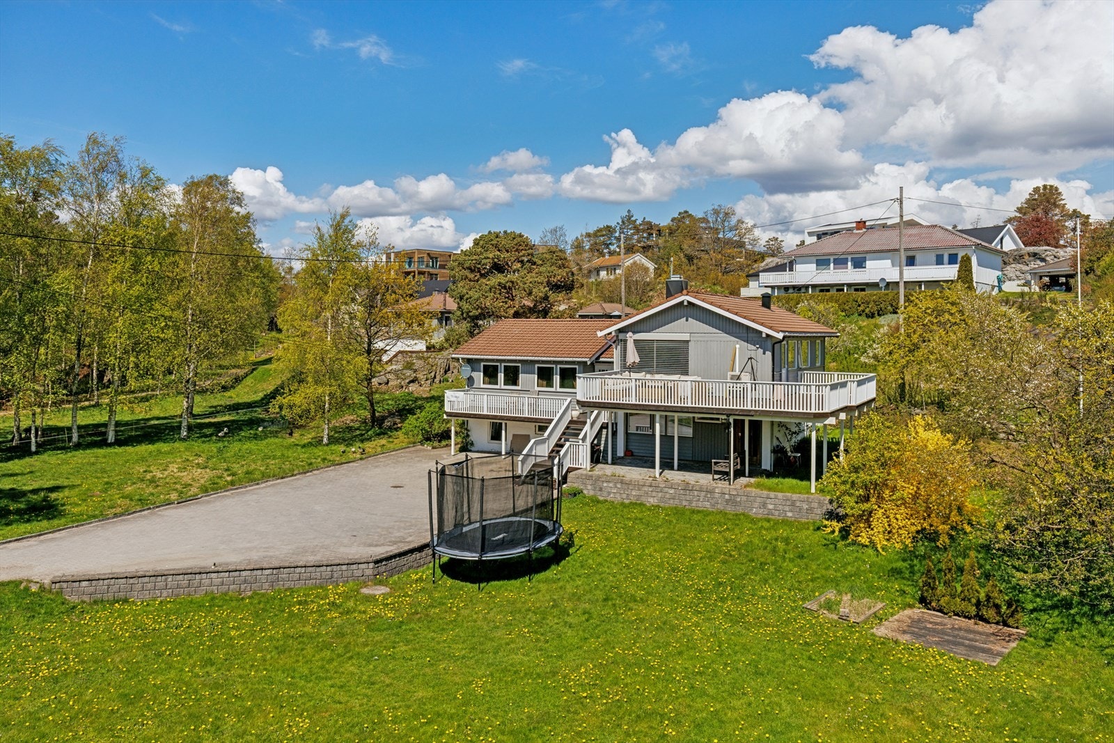 Boligen har en innholdsrik planløsning som strekker seg over to plan, med blant annet hybeldel i kjelleren. Galleribilde
