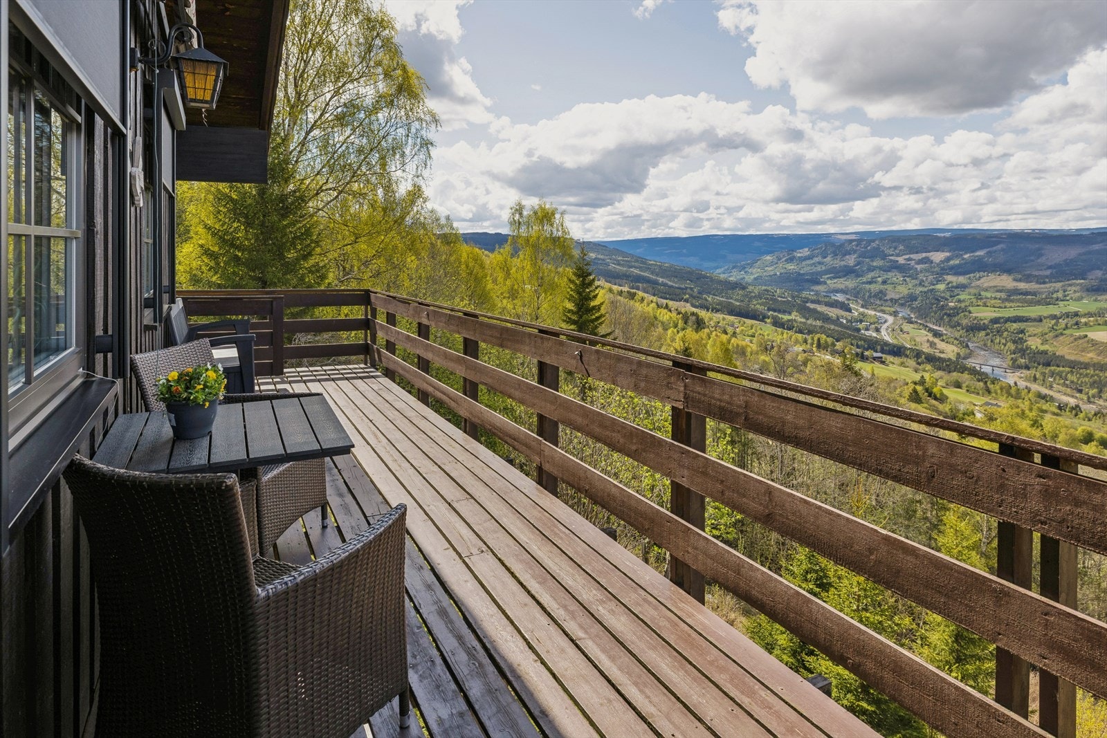 Veranda på ca. 15 m² med nydelg utsikt og god solgang. Galleribilde