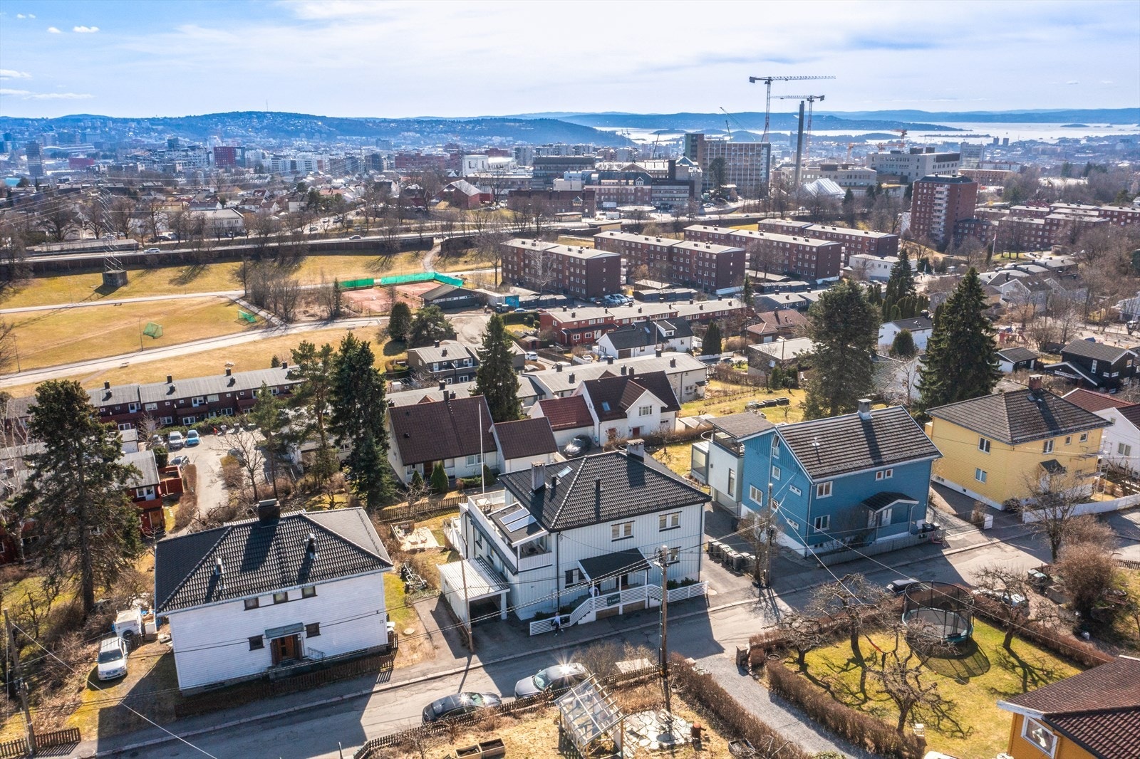 Det tar ca. 5 minutter å gå til Aker sykehus. I dag har sykehuset rundt 1 200 arbeidsplasser, men når nye Aker sykehus står ferdig i 2030 vil antallet ansatte øke til nærmere 5 000. Galleribilde