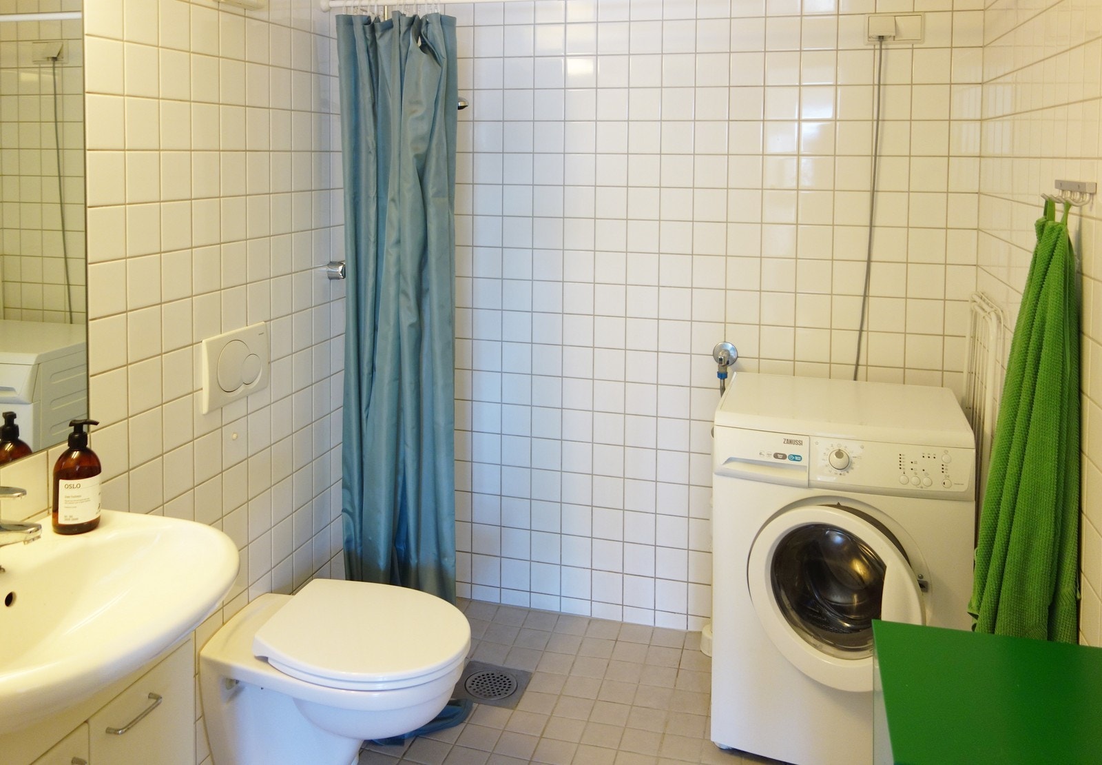 Flislagt bad med vaskemaskin. Galleribilde