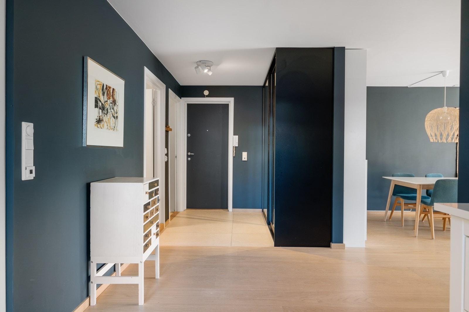 Flott entré med store fliser, varmekabler og stort garderobeskap med speildører. God plass til yttertøy og sko. Galleribilde