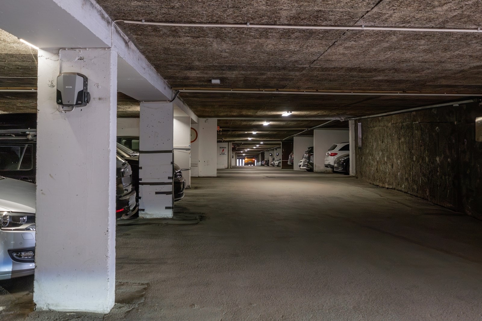 Det medfølger en garasjeplass med elbillader. Galleribilde