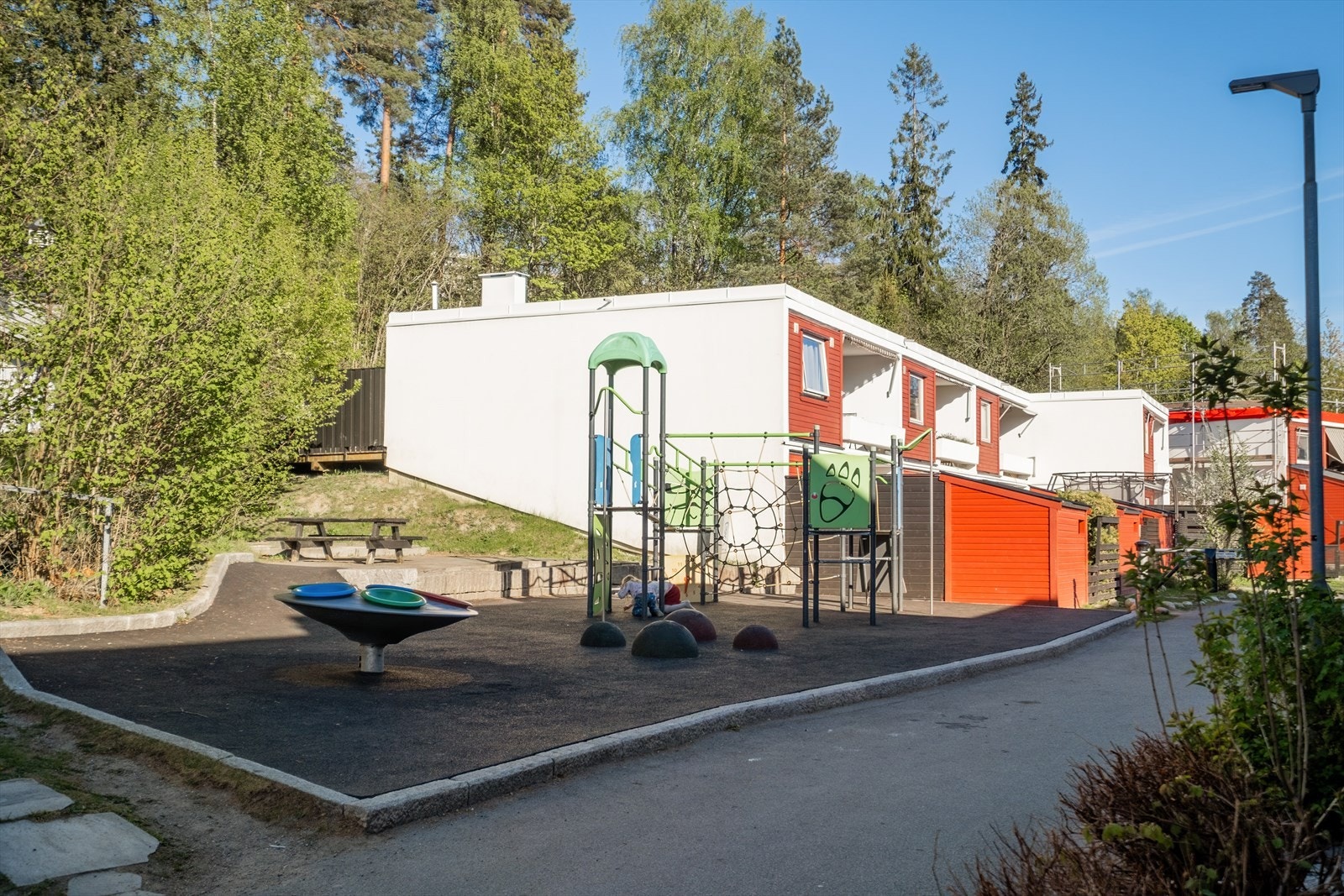 Flere lekeplasser på intern tomt. Galleribilde