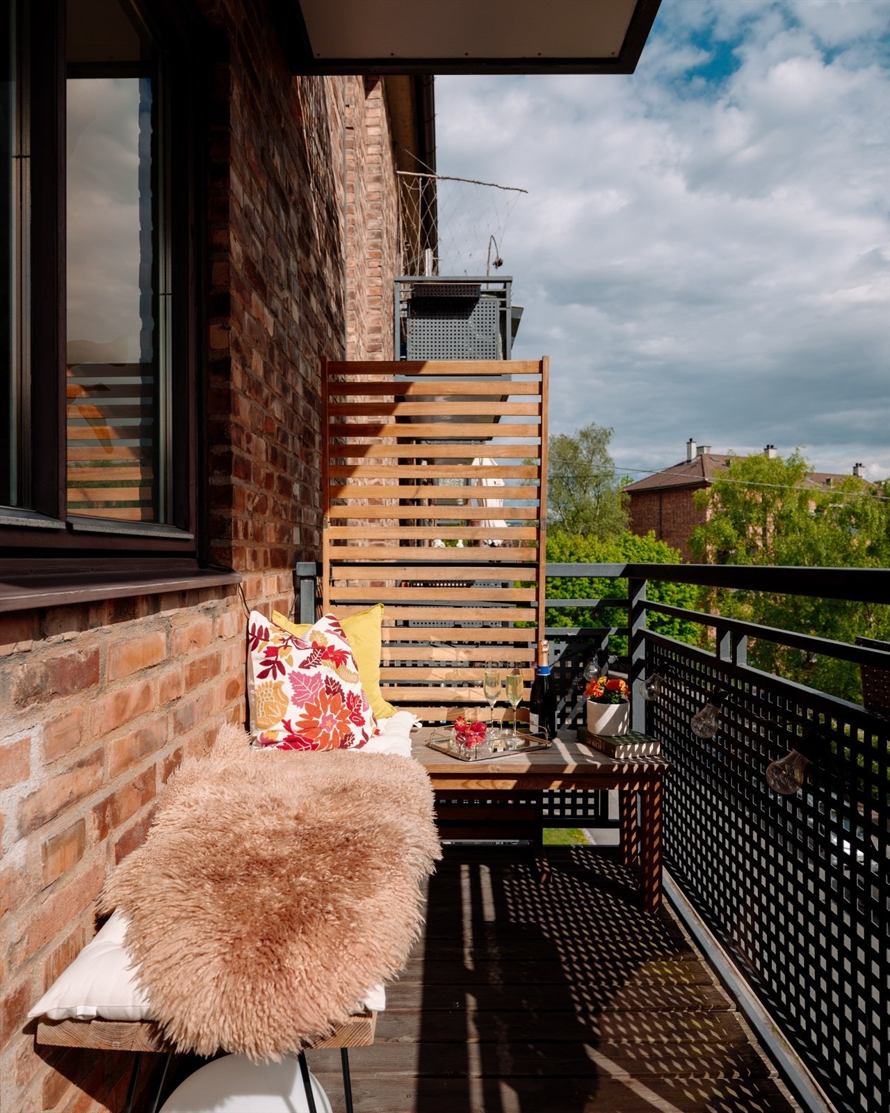 Her er det plass til utemøbler og grill, og balkongen fungerer som en forlengelse av stuen i sommerhalvåret. Galleribilde