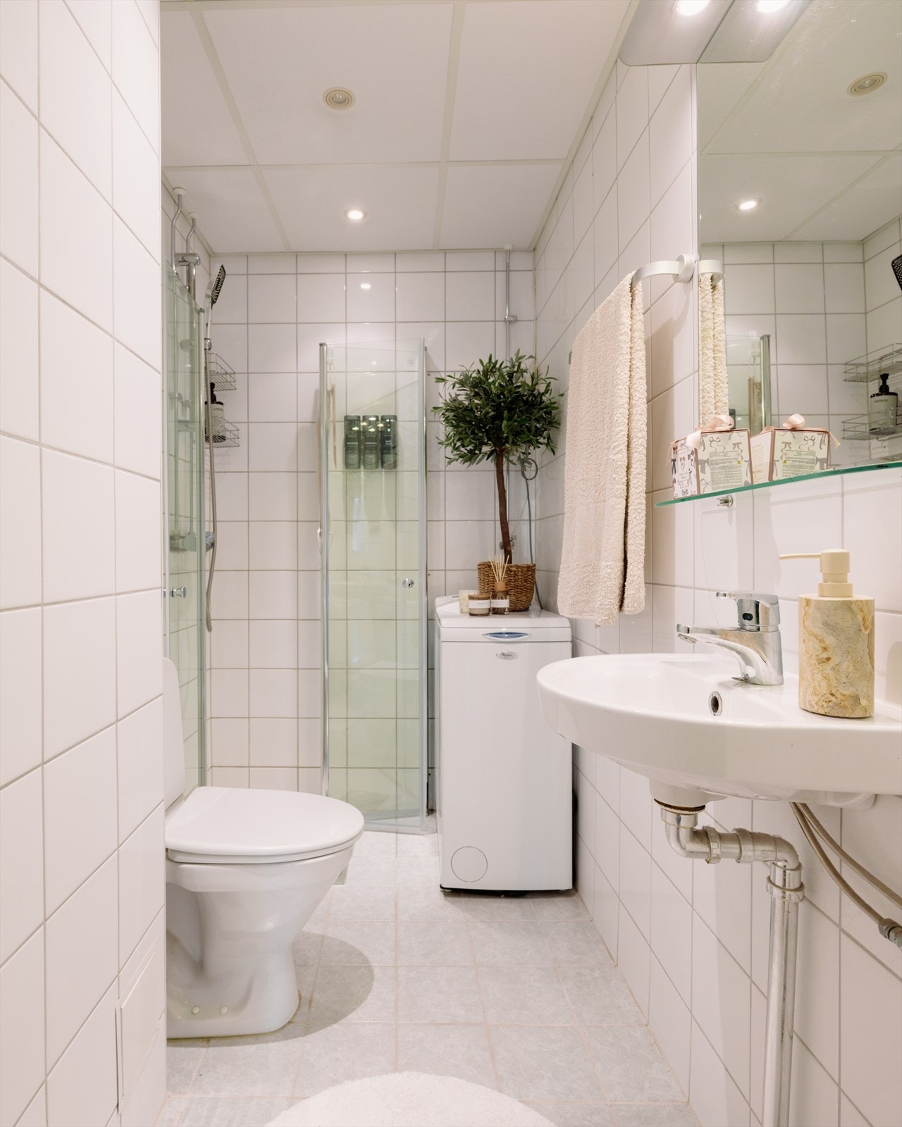 Rommet har flislagte overflater med termostatstyrte varmekabler i gulvet og downlights i himlingen. Galleribilde