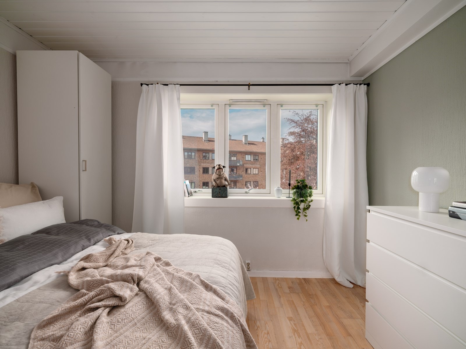Soverommet vender ut mot en rolig bakgård med flotte plenarealer. Galleribilde