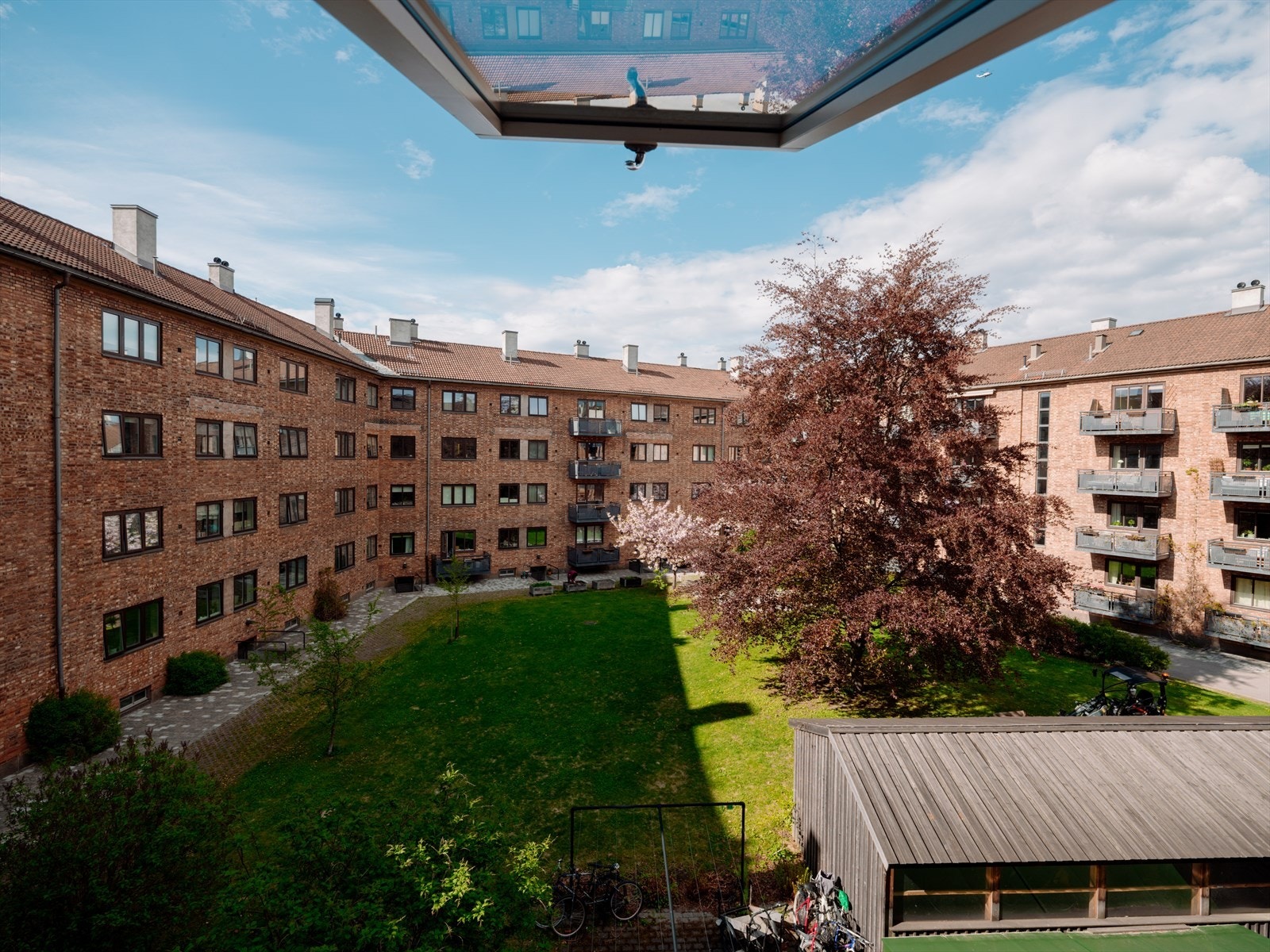 Bygården har en stor, grønn og skjermet bakgård som er tilgjengelig for beboerne. Galleribilde