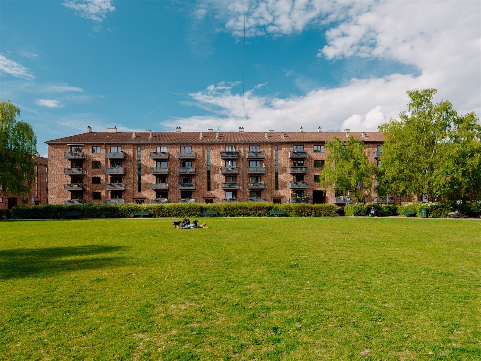 Her bor du med store grøntområder rett utenfor leiligheten med nydelige Normannsparken og selveste Kampen Park som "naboen" din! Galleribilde