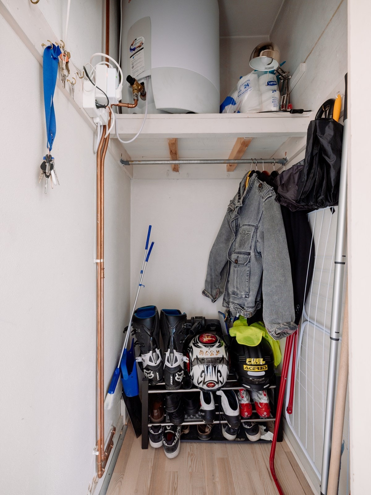 Leiligheten har en praktisk innvendig bod, samt bod på loftet med et gulvareal på ca. 6,6 m² og en bod i kjelleren med et gulvareal på ca. 6,4 m². Galleribilde