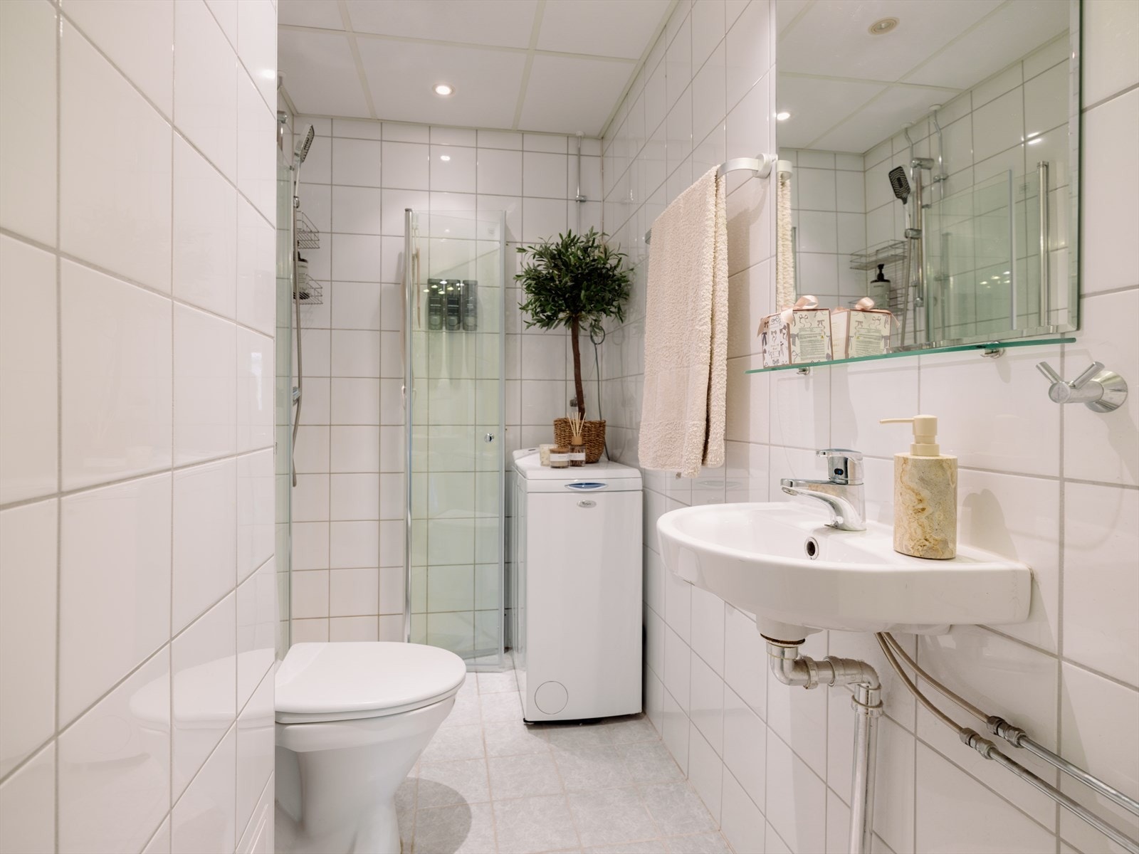 Badet ble totalrenovert i 2005/2006 i regi av aksjeselskapet, ytterligere oppgradert i 2026 med nye dusjdører og ny baderomsdør. Galleribilde