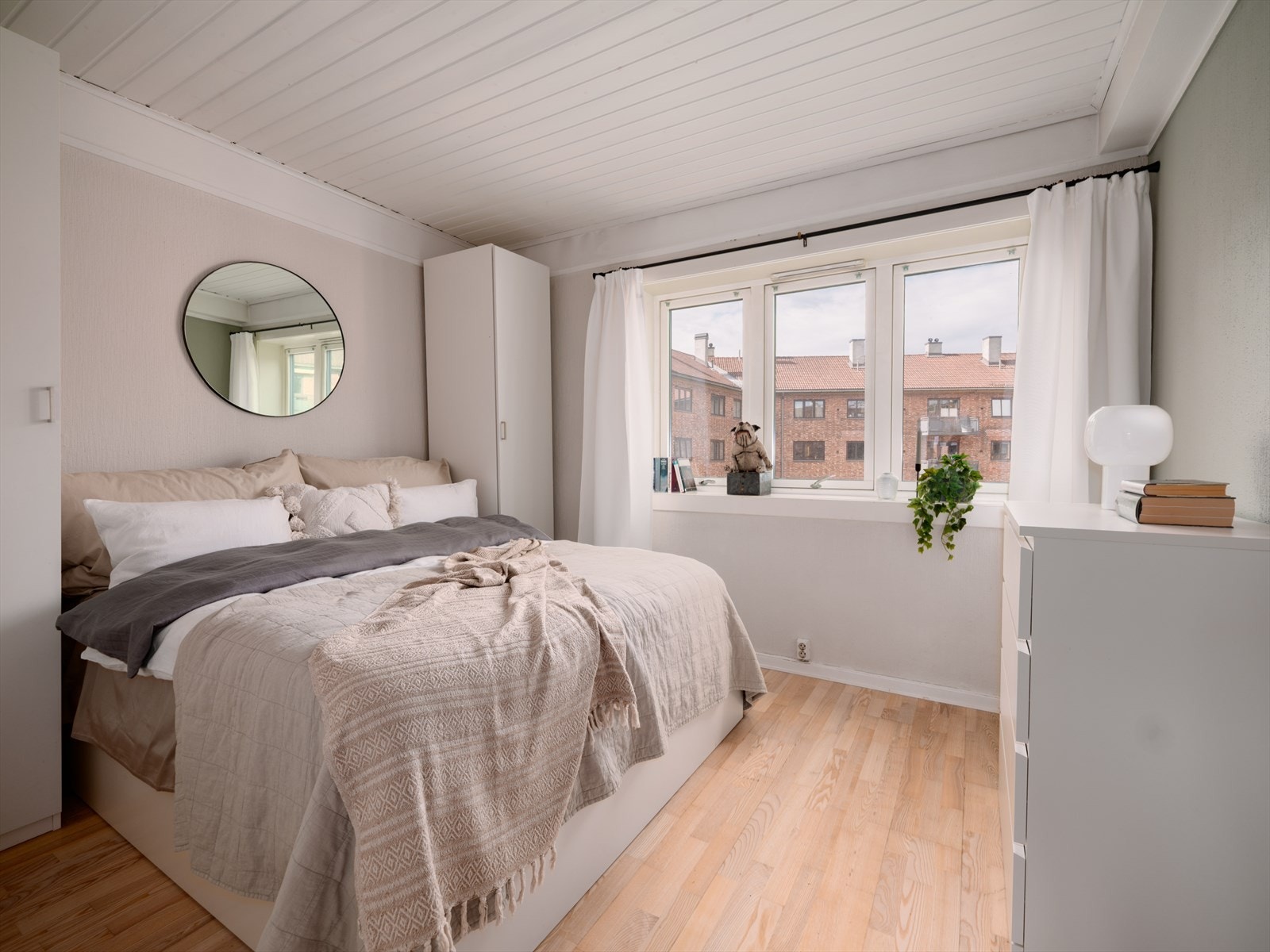 Soverommet er romslig og har plass til dobbeltseng og garderobeskap. Galleribilde