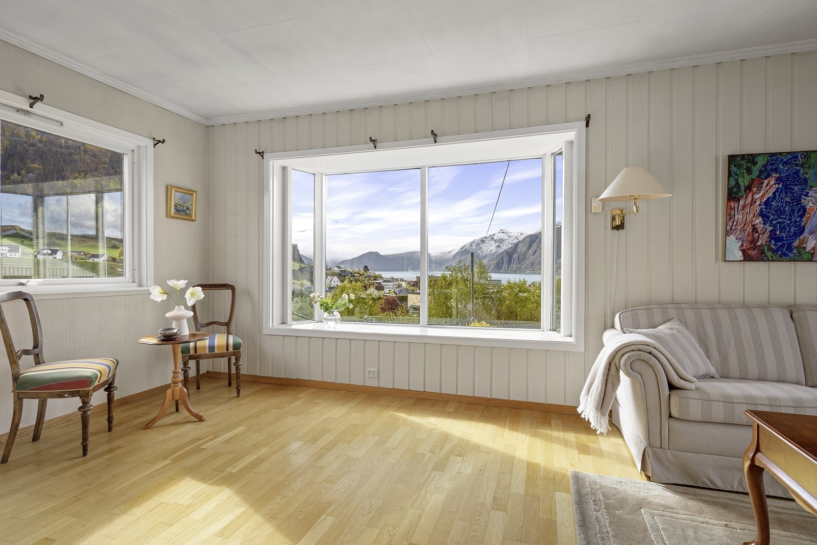 Via dei store vindaugsflatene får stove gode lysforhald og fin utsikt over fjorden og fjella i kring. Galleribilde