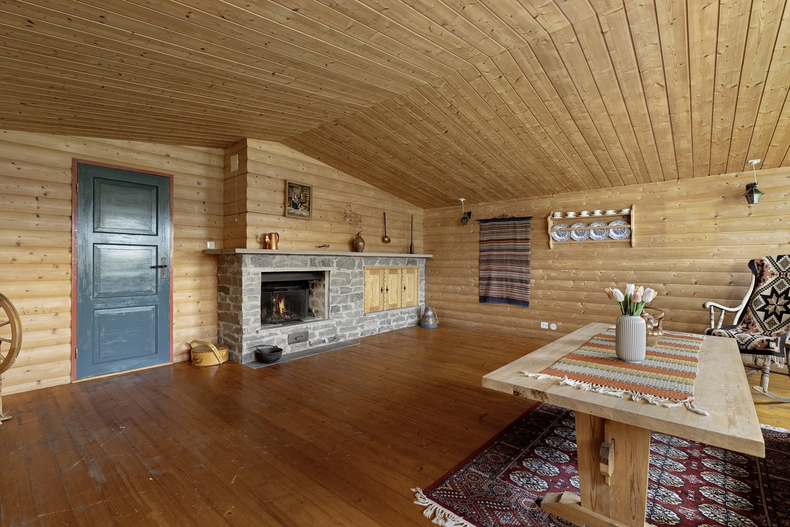 Her er det god plass til innreiing av sittegruppe, og flott innkledd og open peis. Galleribilde