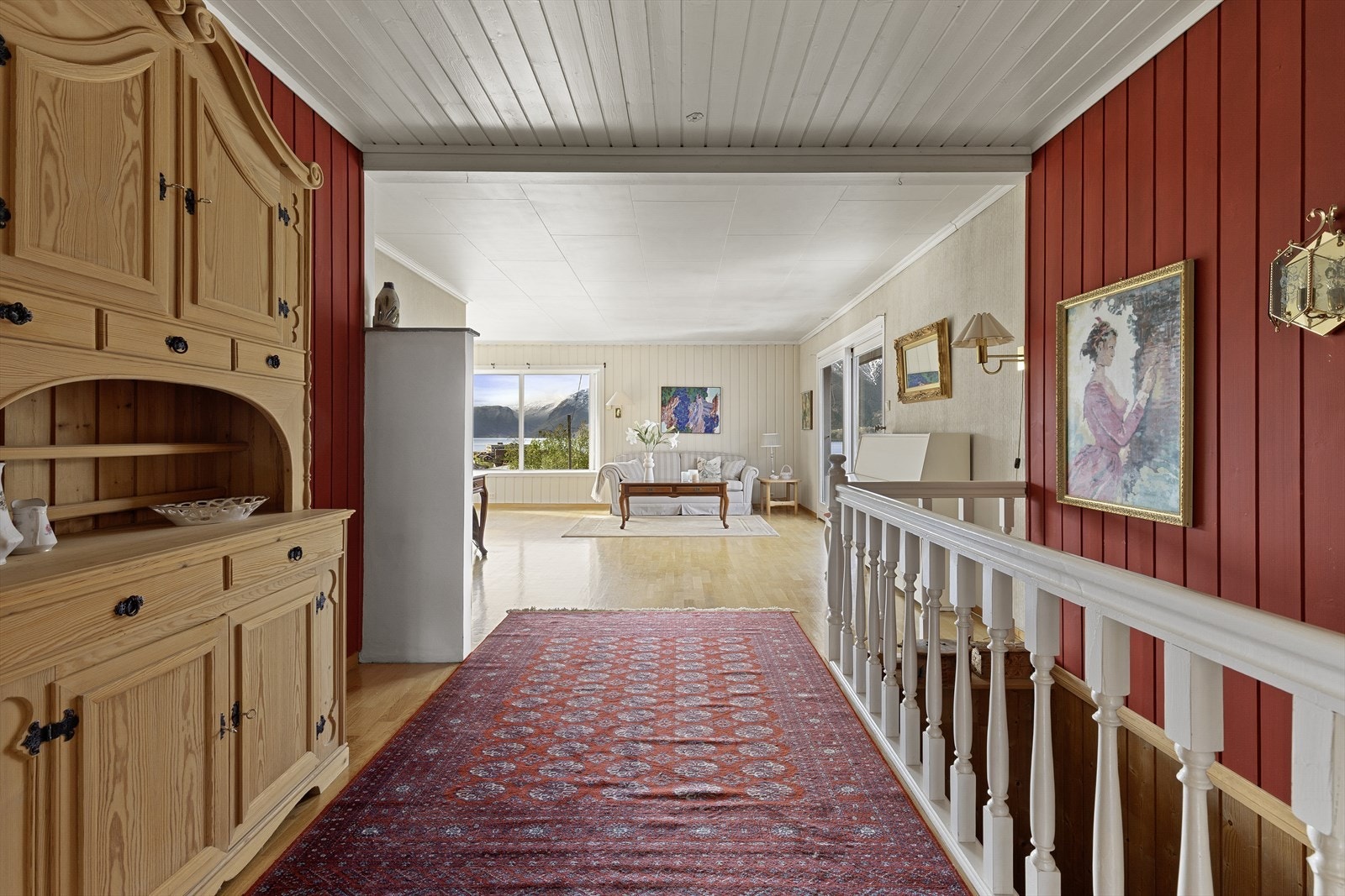 Som ekstra oppvarmingskjelder er det flott peis i stova og varmepumpe. Galleribilde