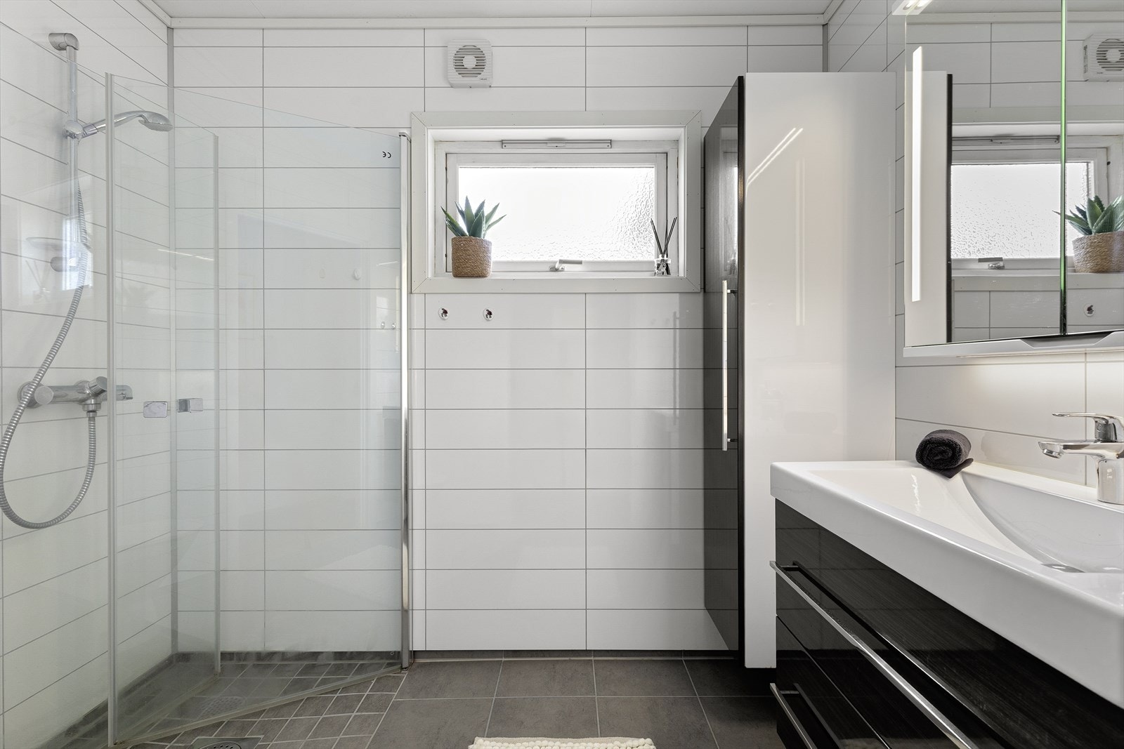 Badet er frå 2018 og inneheld alt ein treng. Det har tidlaus utføring med flis på golv og baderomspanel på veggar. Galleribilde