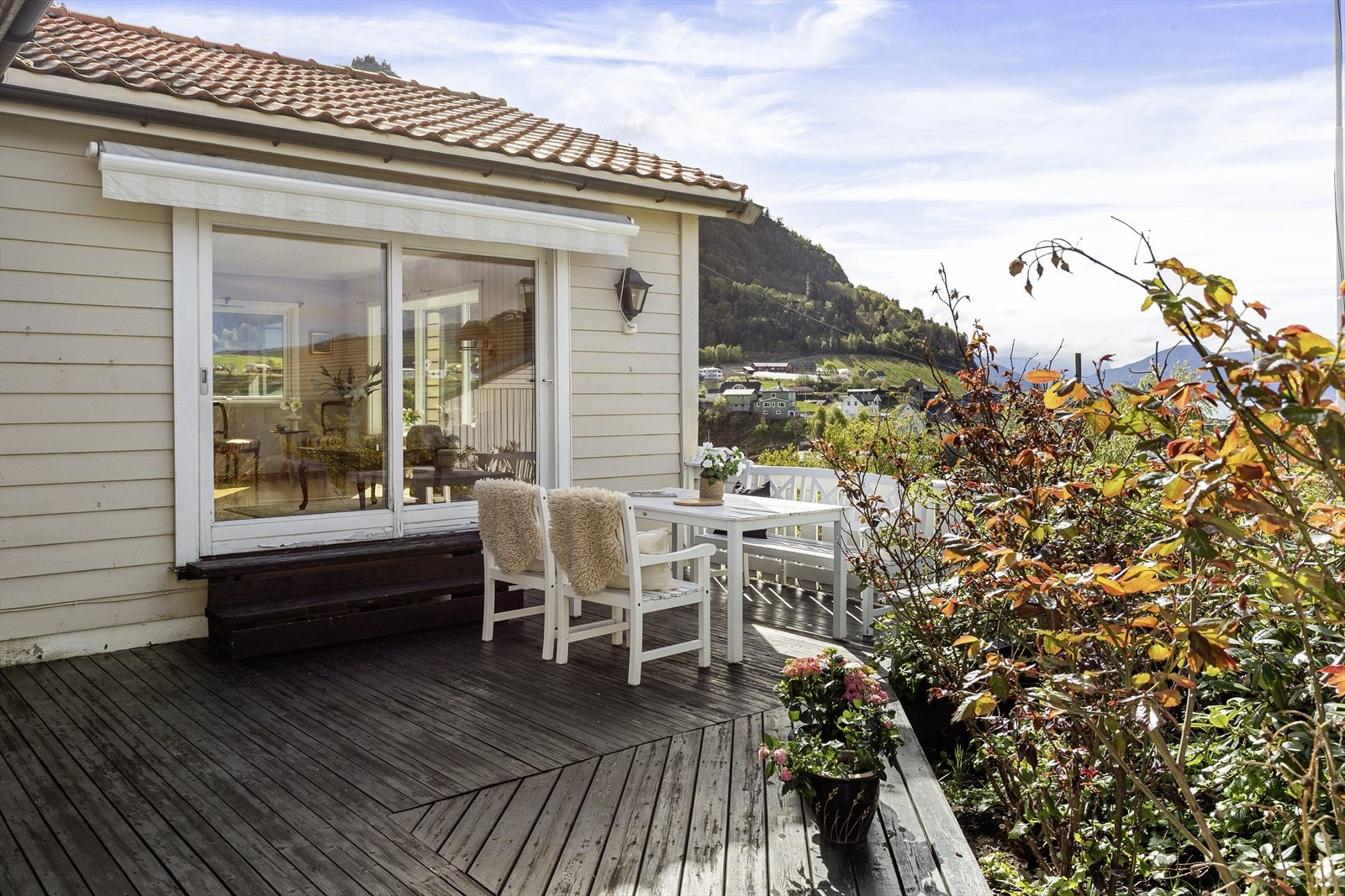 Terrasse med til komst frå stova via skyvedør. Galleribilde