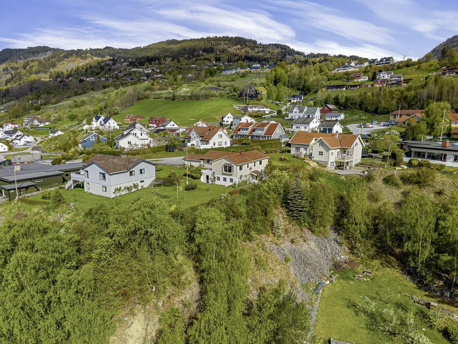 Eigedomen har flott nærleik til skog og mark med gode moglegheiter for fine turar og friluftsliv rett i nærleiken. Galleribilde