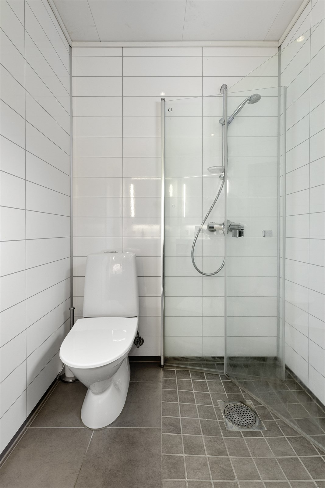 Badet har avtrekksvifte og spalte i dør for ventilasjon. Galleribilde