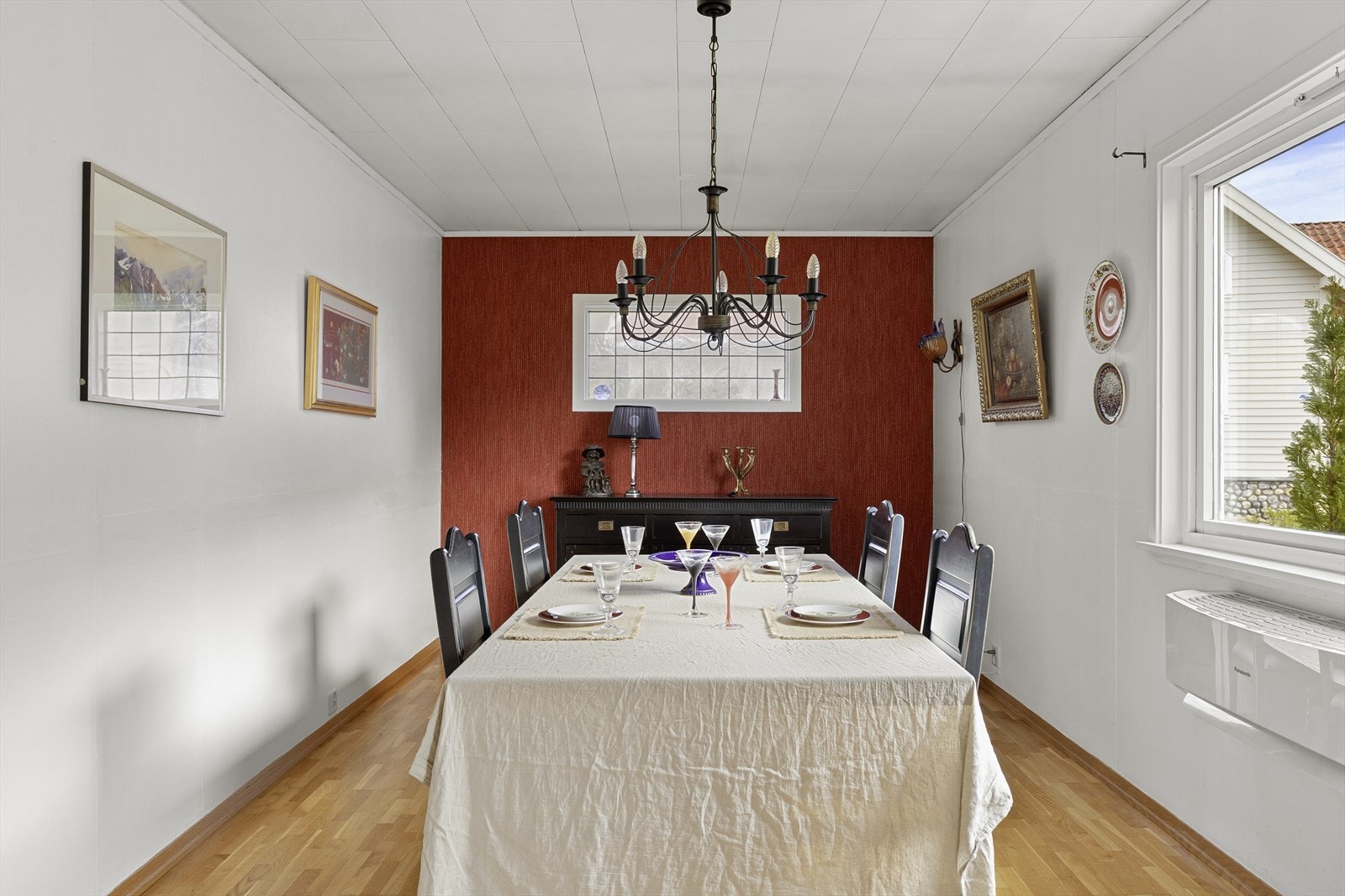 I enden av kjøkkenet er det plass til innreiing av eit større middagsbord der ein fint kan samle vener og familie til eit godt måltid. Galleribilde