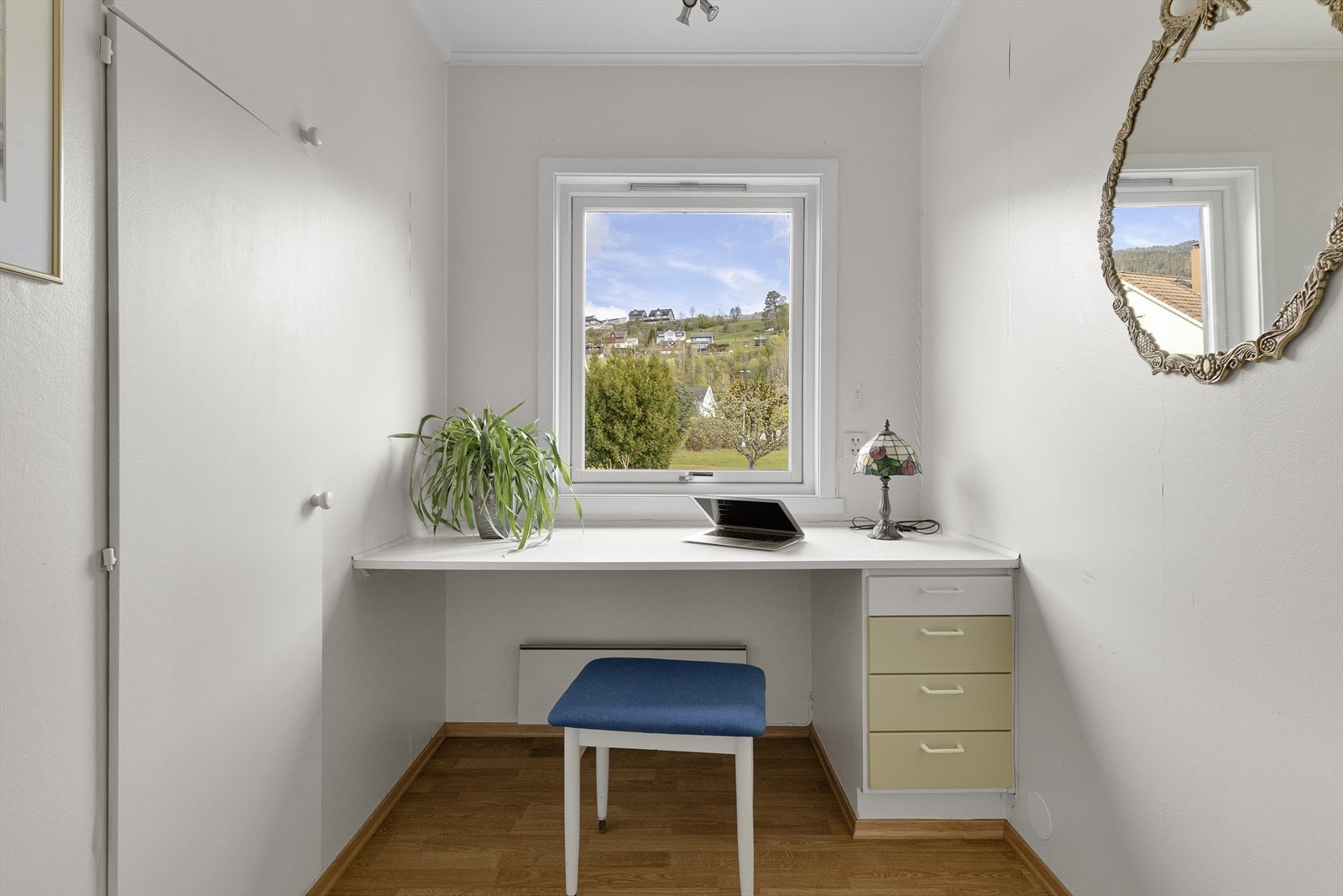 I gang mellom soverom er det tillaga ein liten kontorplass og innebygd garderobeskåp. Galleribilde