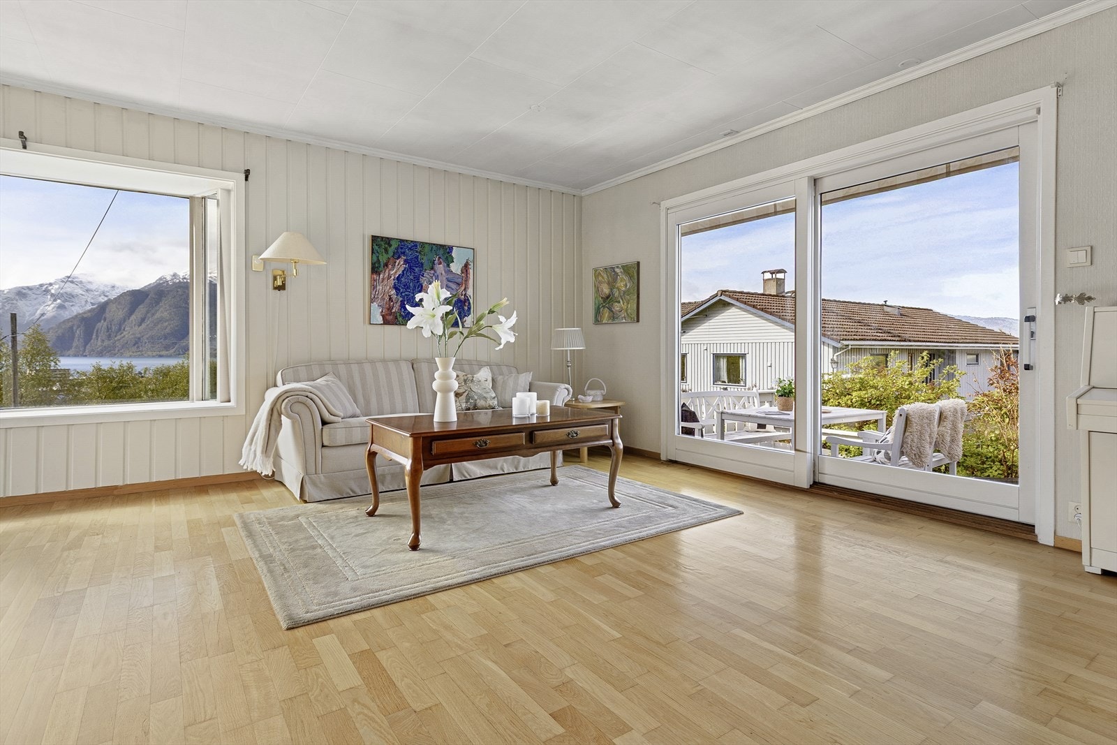 Via skyvedør er det tilkomst ut til terrasse/hage. Galleribilde