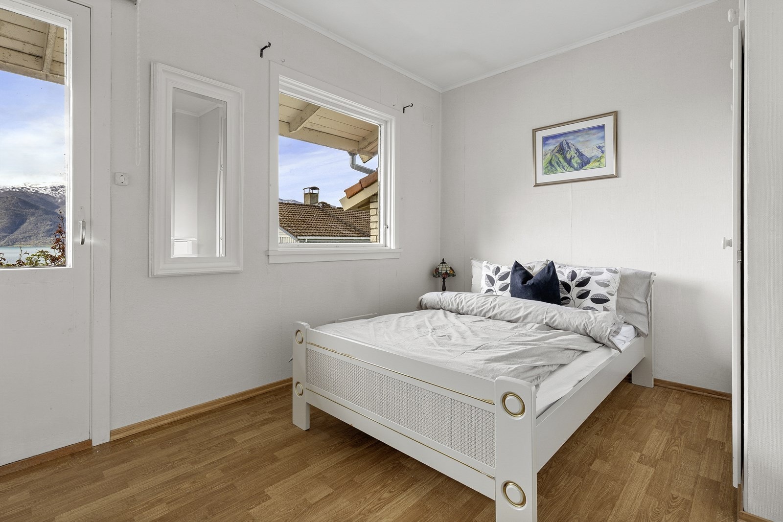 Soverom 2 har tilkomst ut til terrasse/hage. Galleribilde