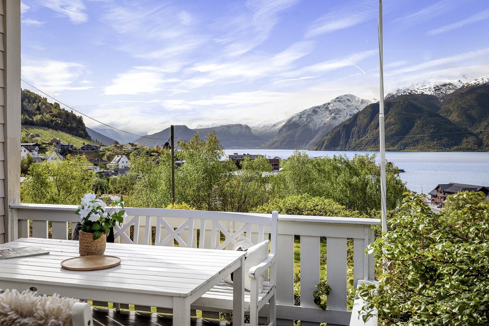 Her ute kan ein verkeleg nyte den flotte utsikta mot fjorden. Galleribilde