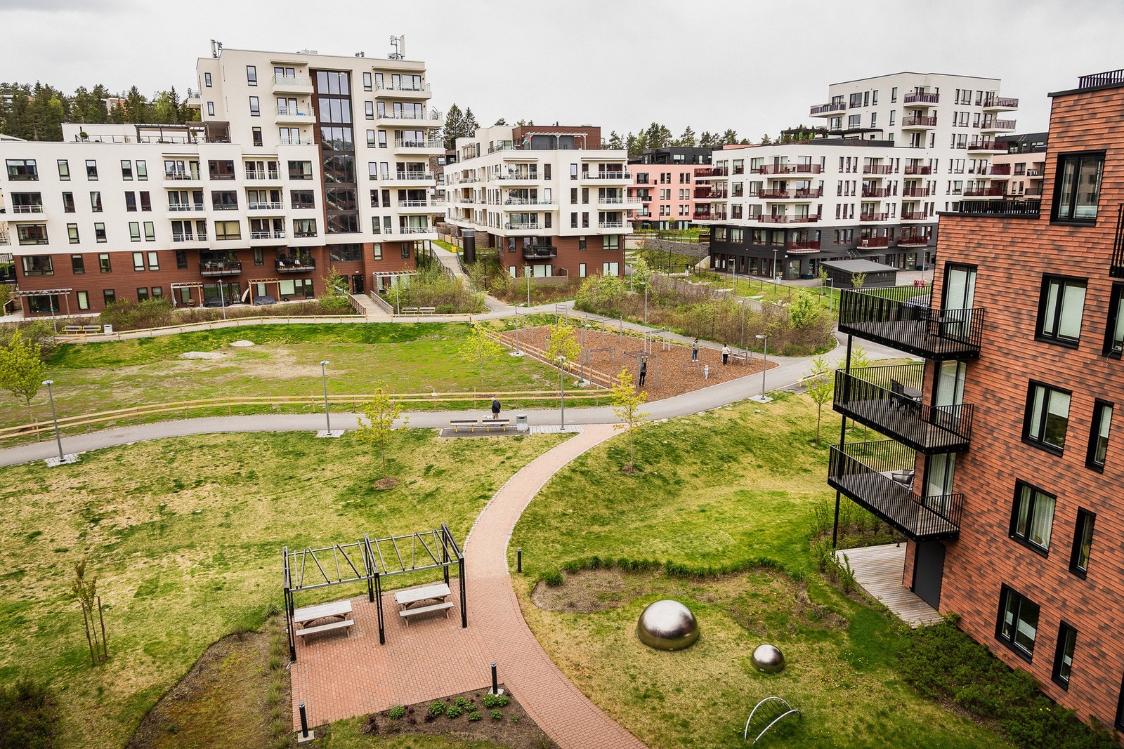 Utsikten fra balkongen gir en følelse av luft og åpenhet høyt oppe i etasjene. Galleribilde