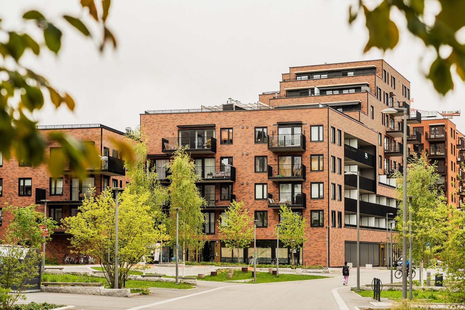 Området rundt bygget er rolig og velstelt, med korte avstander til både handel, kollektivtransport og grønne områder som gjør hverdagen enkel å få til å flyte. Galleribilde