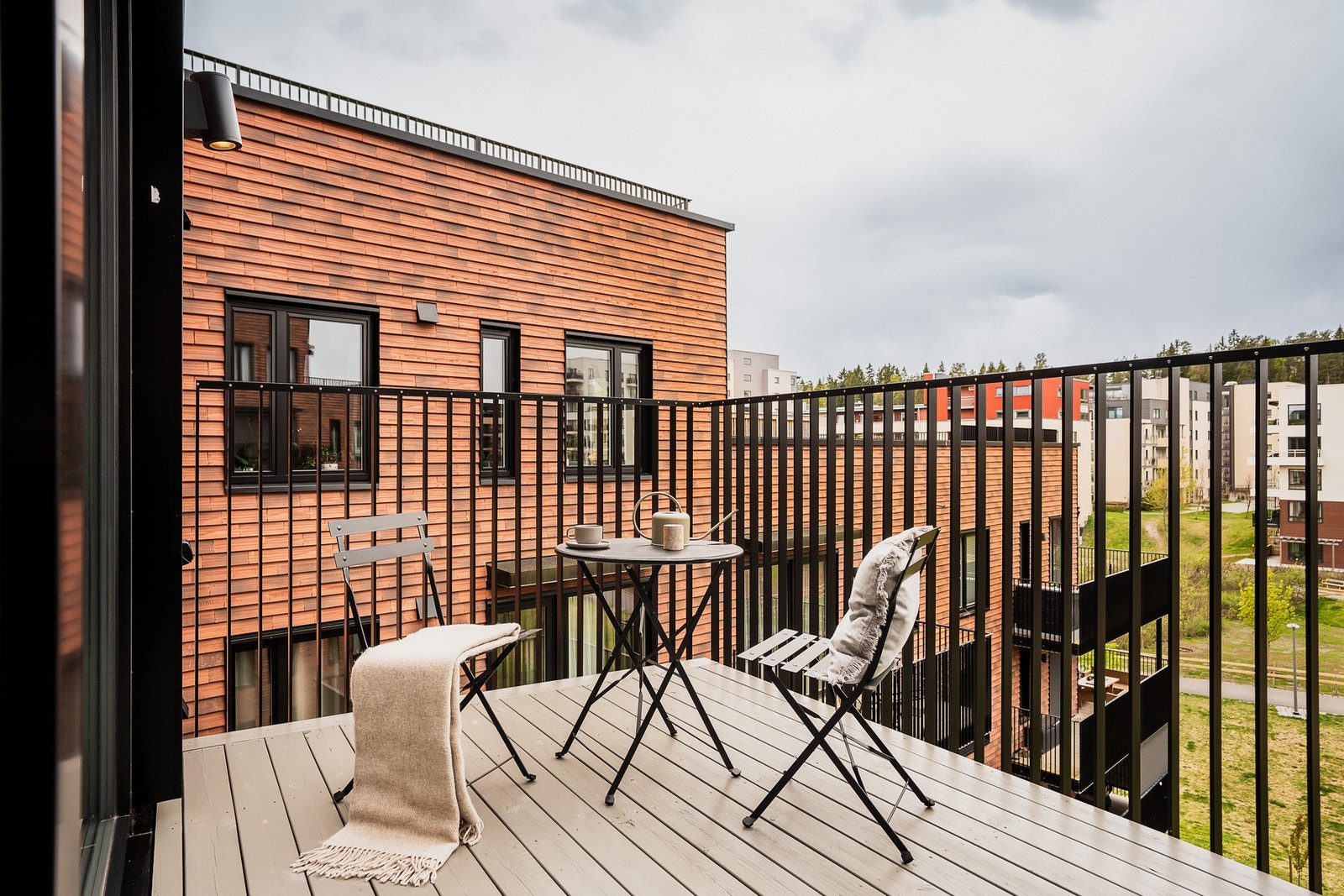 Fra stuen kommer du til den vestvendte balkongen på 7m². Galleribilde