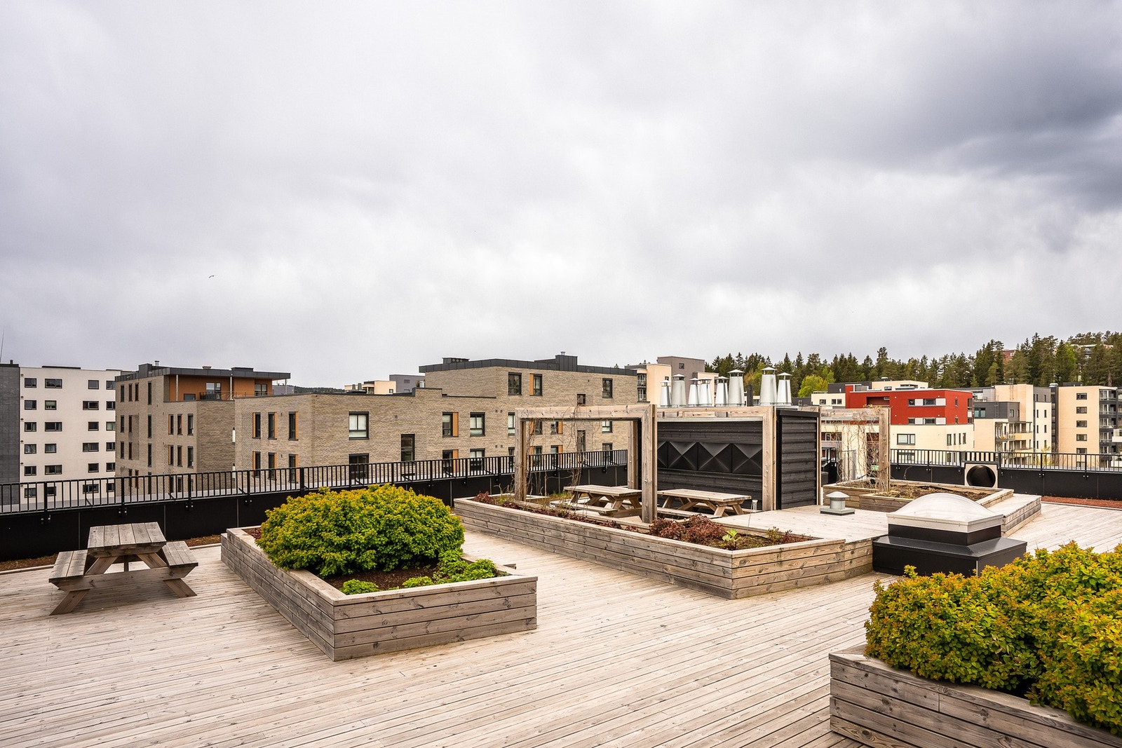 Takterrassen gir et luftig pusterom som fungerer godt både for avslapning og små sammenkomster. Galleribilde