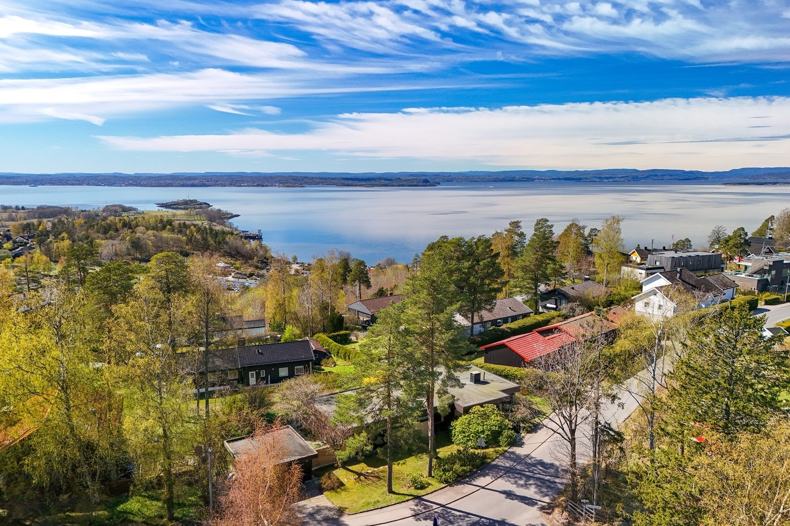 Refsnesstranda ligger rett ned skråningen med flott sandstrand, og det er varierte turmuligheter rett utenfor døren. Galleribilde