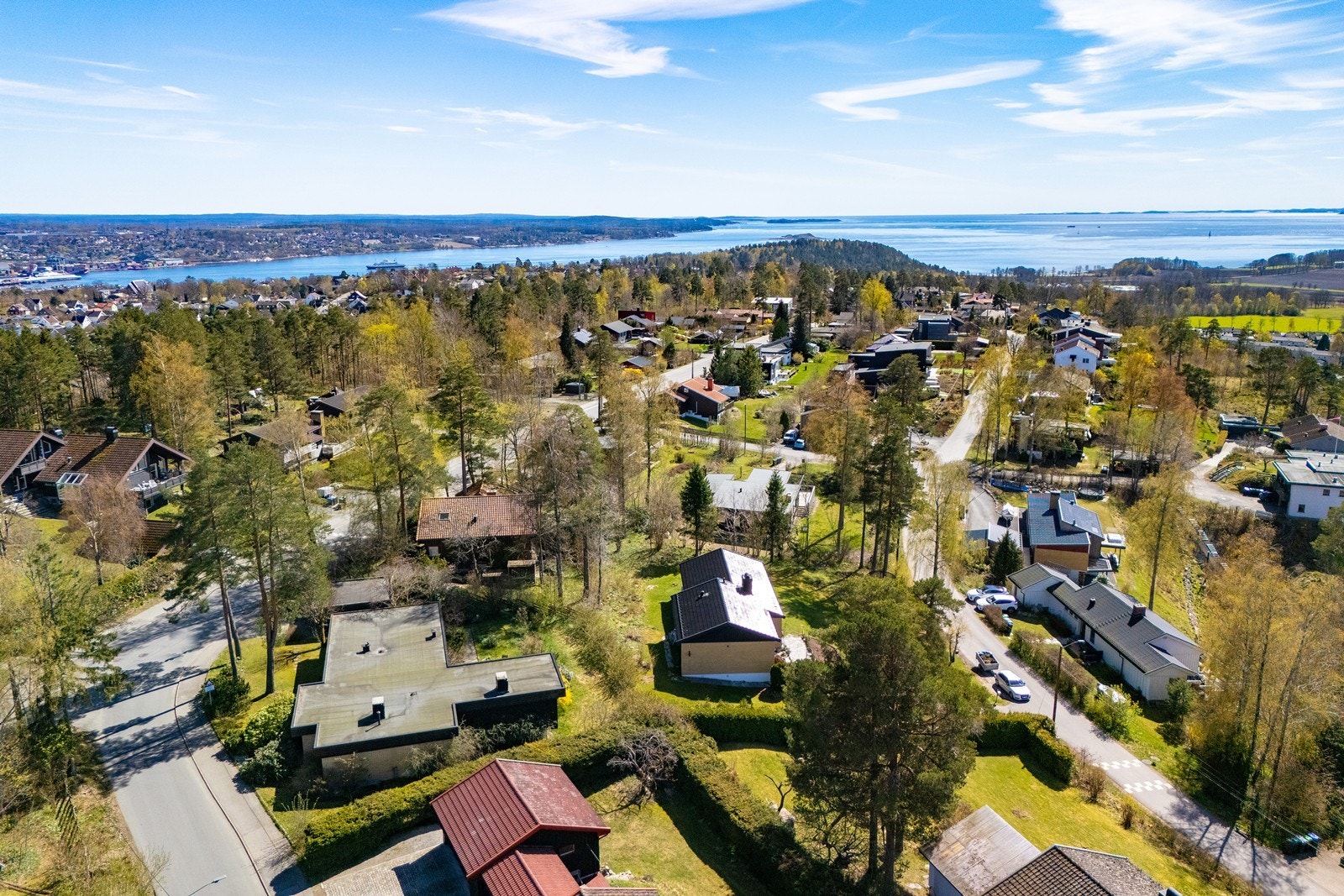 Området ligger litt utenfor bykjernen og er ideelt for deg som vil bo i et fredelig område, men fortsatt ønsker nærhet til byens fasiliteter. Galleribilde