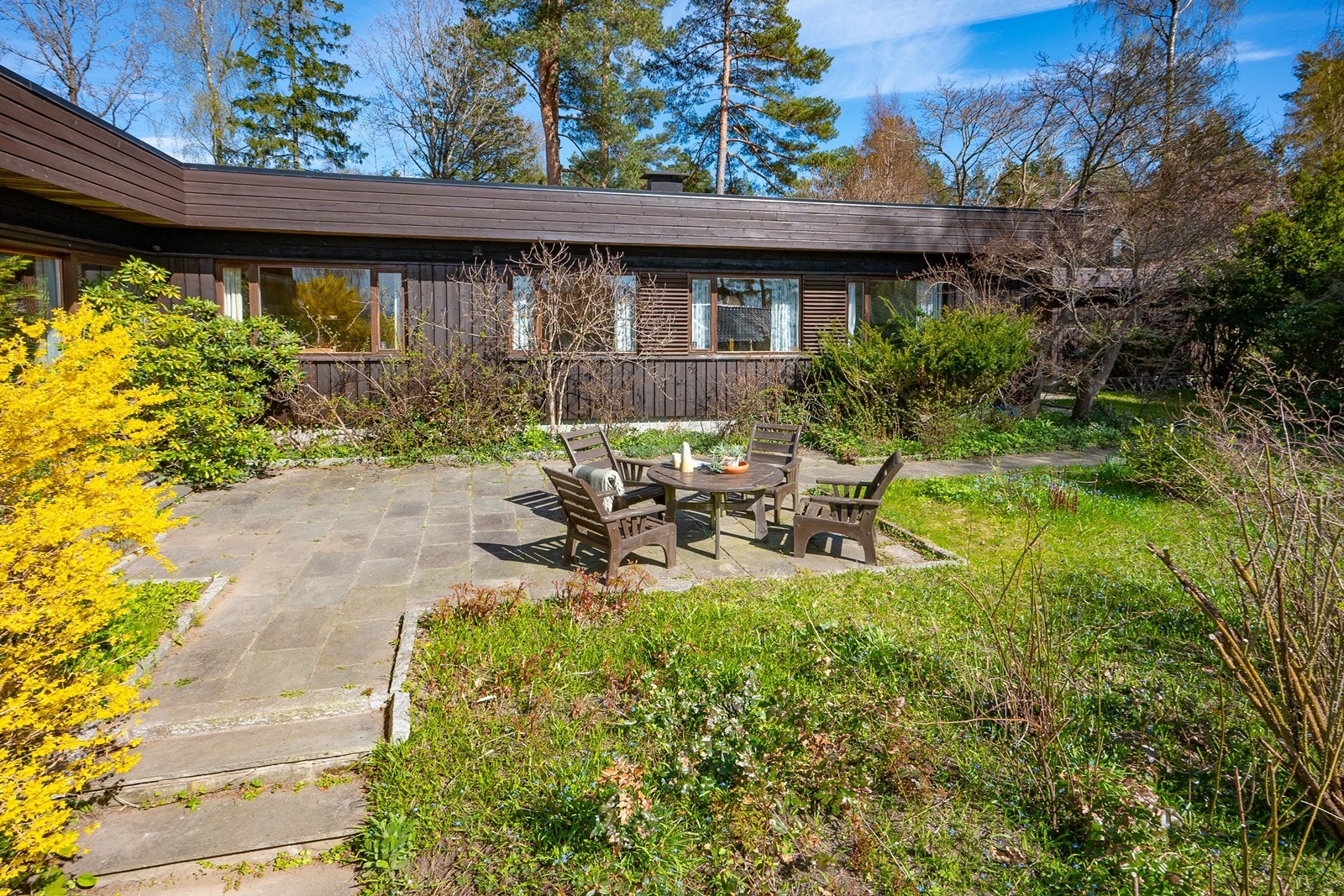 Fra opparbeidet terrasse er det sømløs overgang til grønn og solrik hage. Galleribilde