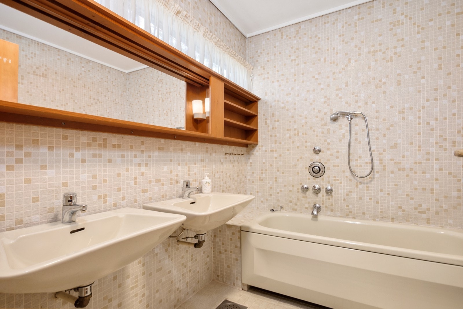 Hovedetasjen har to bad fra byggeår - et bad en suite til hovedsoverom og et dusjrom med toalett. Galleribilde