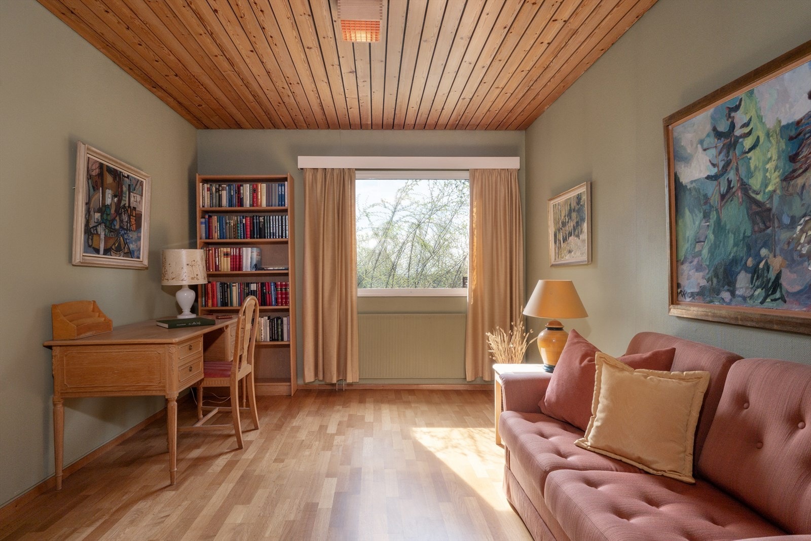 Soverom ved hall har samme elegante takpanel som bl. a. stuene. Galleribilde
