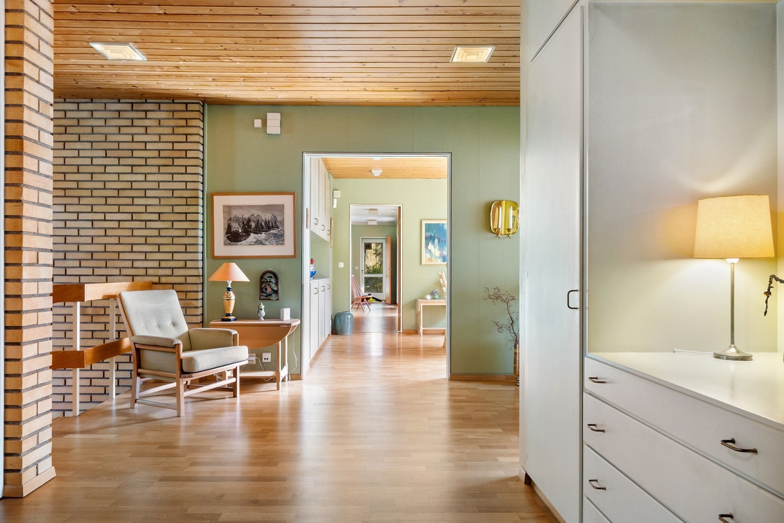 Når du beveger deg gjennom huset skaper de ulike rommene varierte stemninger og en opplevelse av dybde. Galleribilde