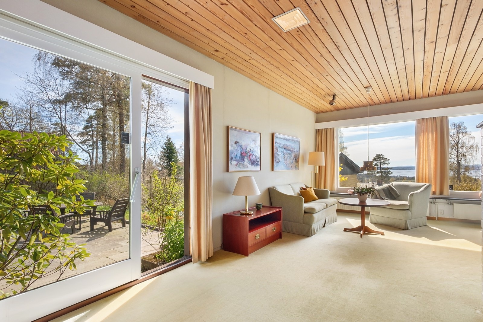 Fra stuen er det bred skyvedør som leder ut til terrasse og hage. Galleribilde