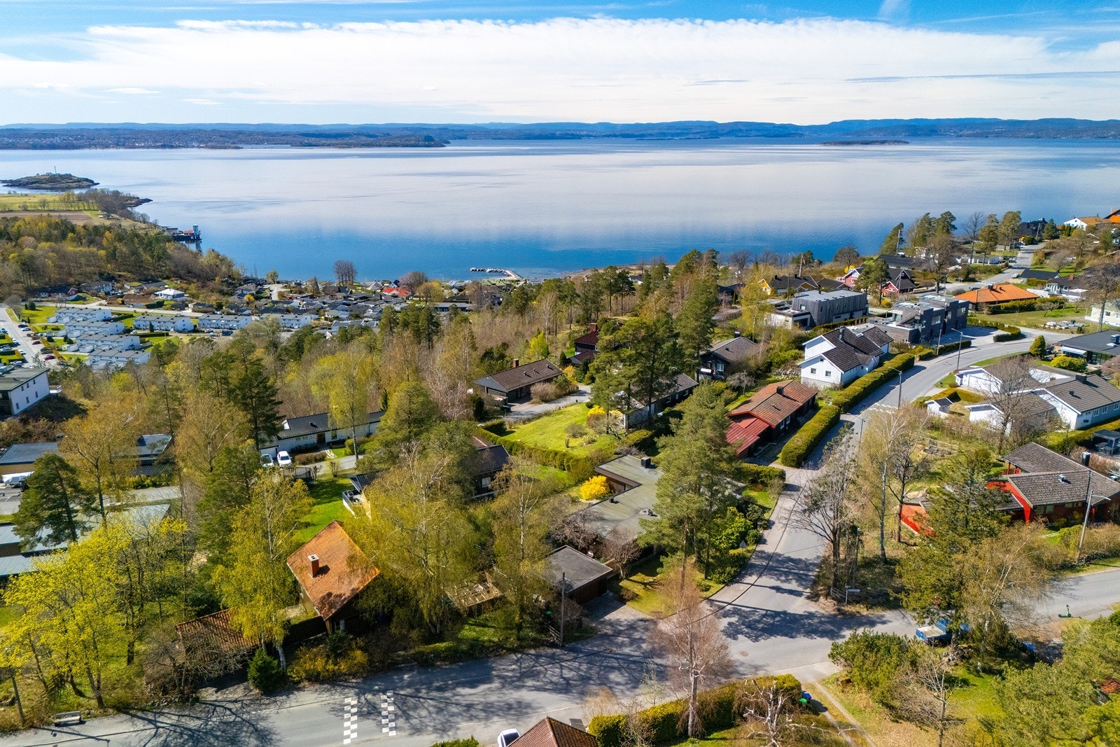 Eneboligen ligger attraktivt til i høyden på vakre Jeløya, med flotte solforhold og nydelig utsikt mot Oslofjorden. Galleribilde