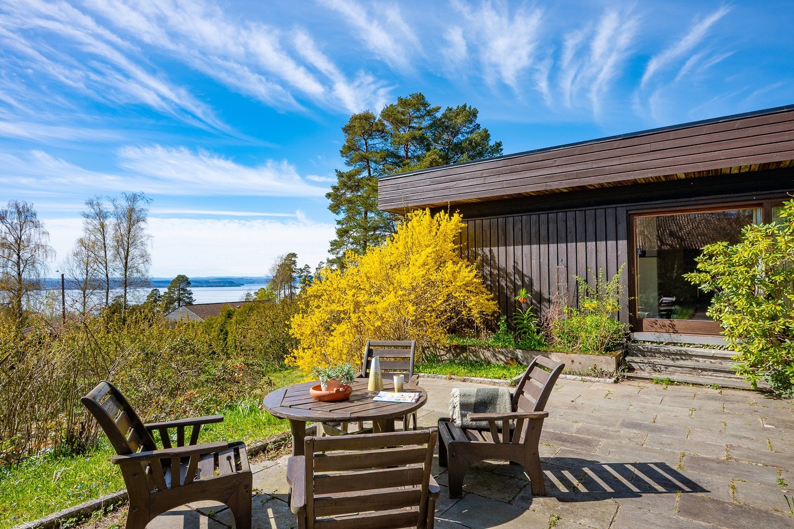 Den flotte fjordutsikten kan nytes flere steder på eiendommen men anbefales fra sittestilling på terrassen. Galleribilde