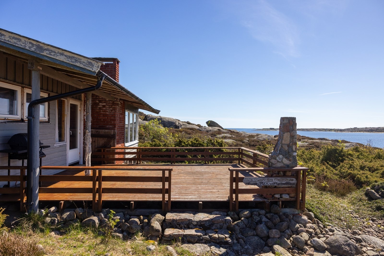 Boligen har en fin vestvendt terrasse som måler 24 kvm, og den har en kunstnerisk, oppmurt hjørnepeis for kveldshygge. Galleribilde