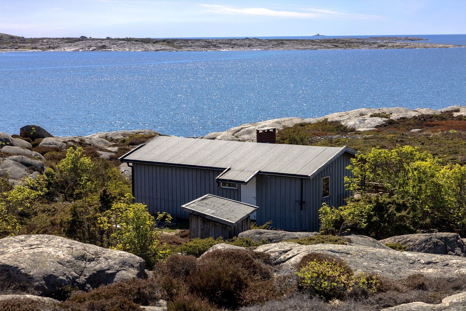 Etter en 15 min spasertur fra parkeringen, langs stier, over lyng og svaberg finner du ferieboligen i det villeste og vakreste landskapet Hvaler har å by på. Galleribilde