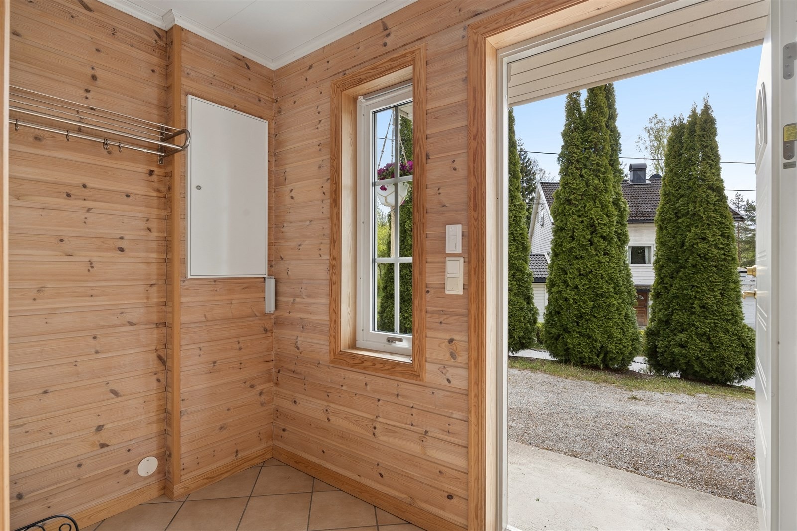 Entré er av god størrelse med plass til yttertøy, sko og oppbevaring. Det er varmekabler i gulvet, som er praktisk for vått fottøy Galleribilde