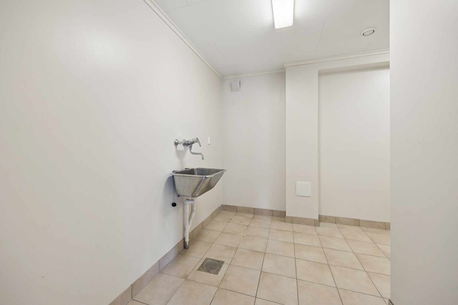 Stort og praktisk vaskerom med utslagsvask. Her er det god plass til en stor og praktisk innredning! Galleribilde