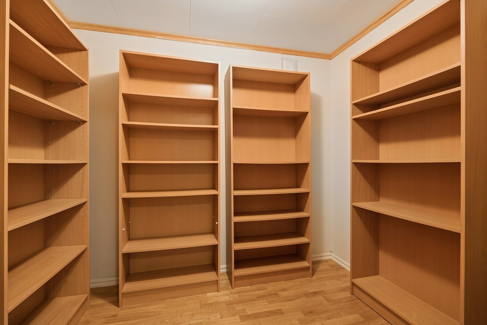 Stor bod med adkomst fra badet. Her er det mye god oppbevaringsplass Galleribilde