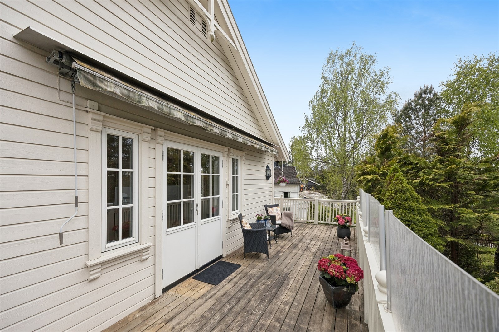 Boligen har en fin terrasse som er på ca. 26 kvm med adkomst fra stue Galleribilde