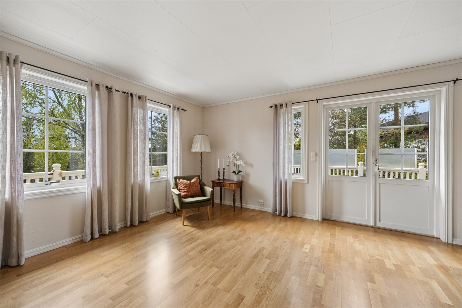 Fra stuen er det utgang til fin terrasse som er vendt mot både syd og vest Galleribilde