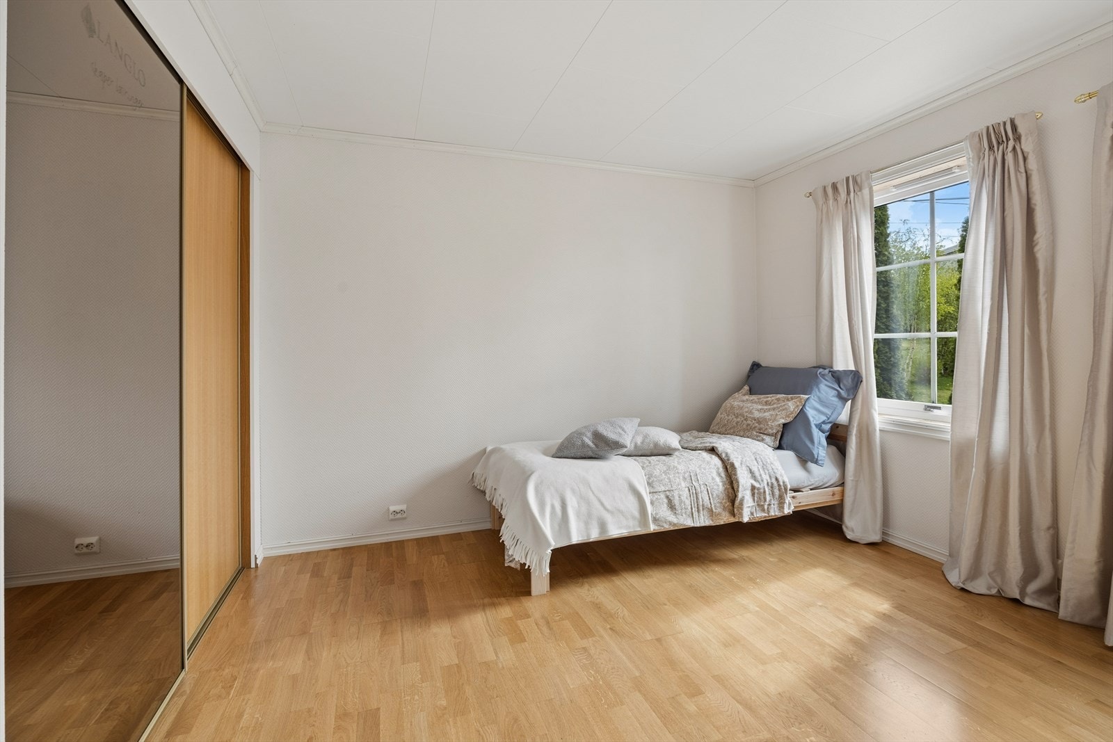 Soverom 2 har god plass til dobbeltseng og nattbord. Det er også god oppbevaringsplass i stor skyvedørsgarderobe Galleribilde