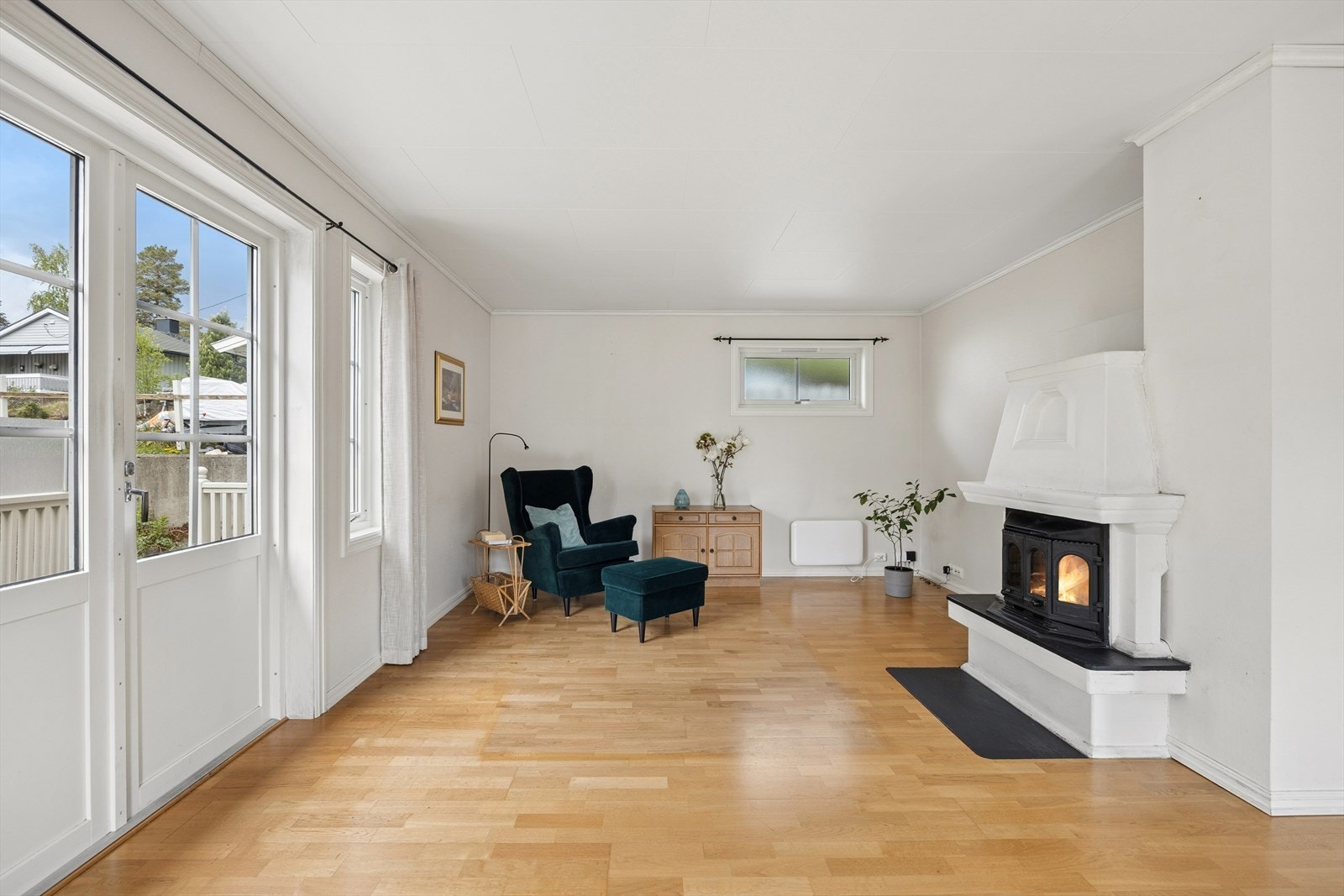 Det er montert en peisinnsats som varmer godt på kalde vinterdager og skaper hygge Galleribilde