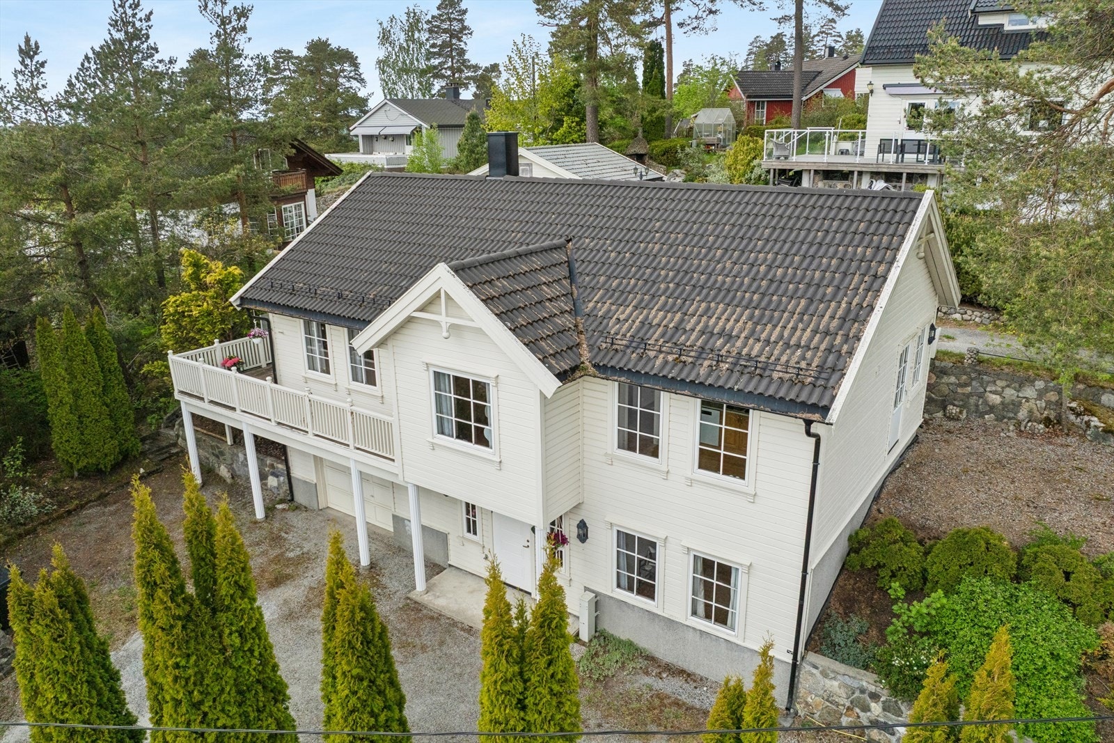 Boligen ligger meget sentralt og fint til på Langhus Galleribilde